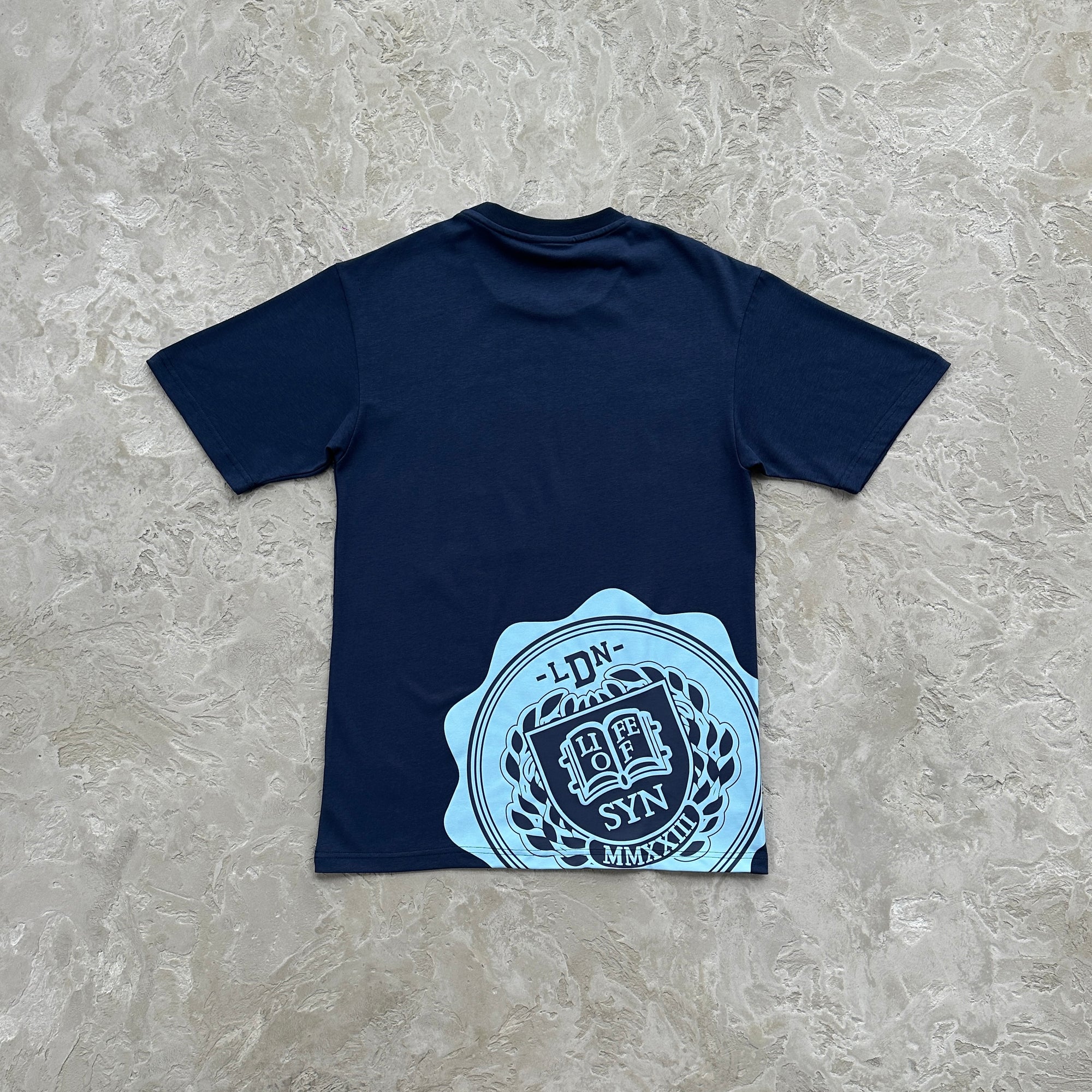 Camiseta College Syna World